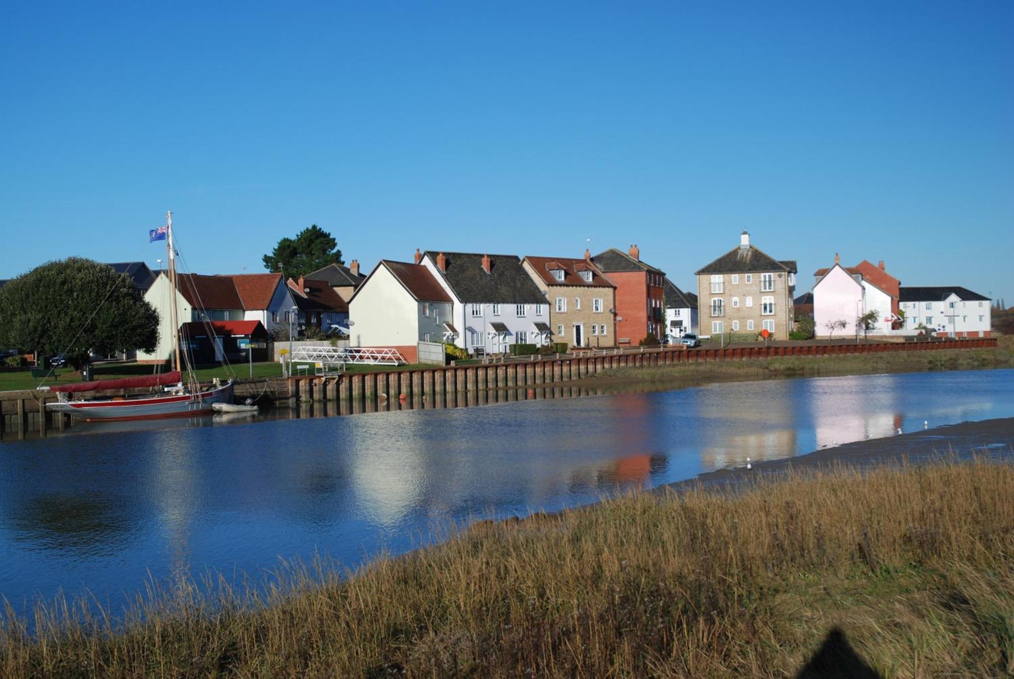 Queens Cottage, Wivenhoe Stylish, Plush, Cosy, Convenient & Quirky, 2X Double Bed Period Cottage Plus Patio - 9 Min Walk Train, 4 Min Walk High Street Pubs, Restaurants, Shops Exterior photo