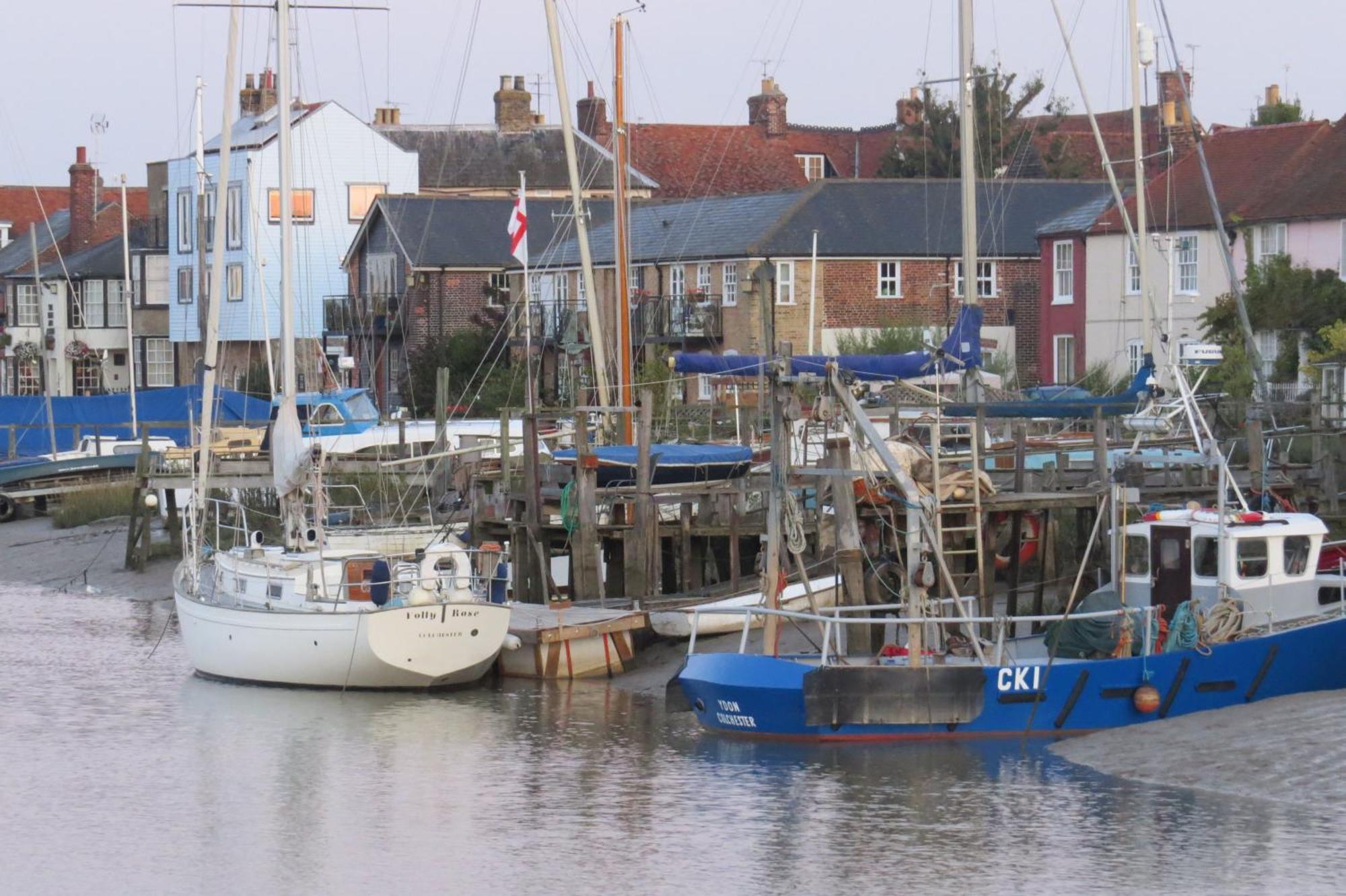 Queens Cottage, Wivenhoe Stylish, Plush, Cosy, Convenient & Quirky, 2X Double Bed Period Cottage Plus Patio - 9 Min Walk Train, 4 Min Walk High Street Pubs, Restaurants, Shops Exterior photo