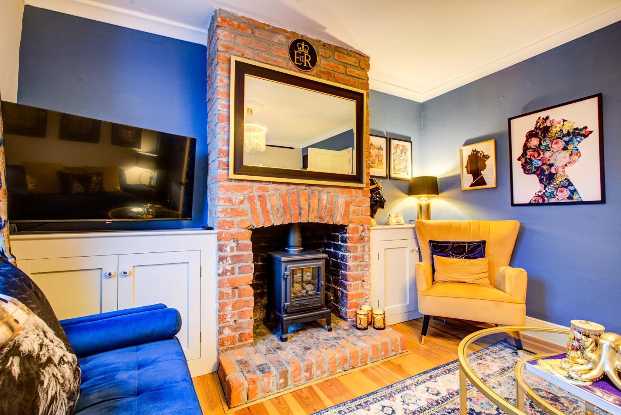Queens Cottage, Wivenhoe Stylish, Plush, Cosy, Convenient & Quirky, 2X Double Bed Period Cottage Plus Patio - 9 Min Walk Train, 4 Min Walk High Street Pubs, Restaurants, Shops Exterior photo